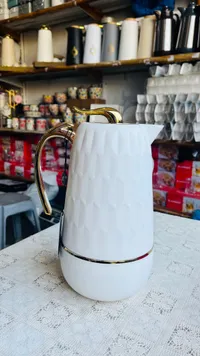 ترمس حافظ للحرارة بتصميم عصري - أبيض وذهبي