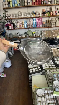 مصفاة مطبخ معدنية بمقبض خشبي