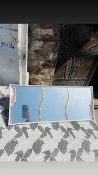 مرآة حائط ديكورية بتصميم متموج بإطار ذهبي