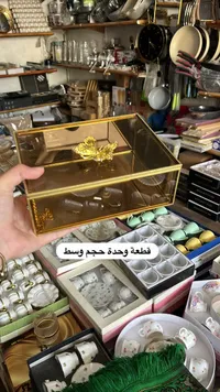 صندوق زجاجي مزخرف بفراشة ذهبية
