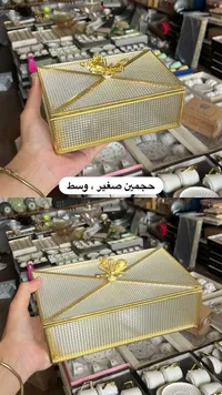 صندوق تقديم زجاجي بإطار ذهبي وفراشة