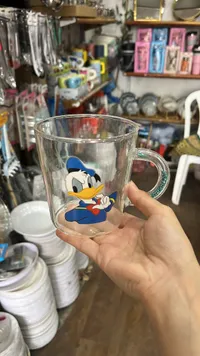 كوب زجاجي بشخصية بطوط