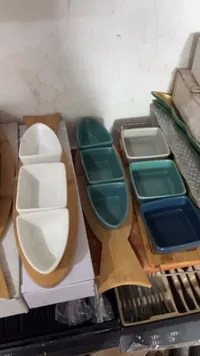 طقم تقديم مقبلات سيراميك مع قاعدة خشبية بتصميم سمكة
