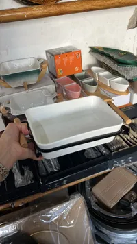 صينية تقديم سيراميك مع حامل معدني ومقابض خشبية