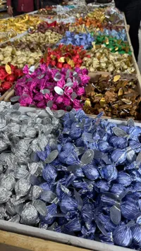 قطع شوكولاته متنوعة الألوان