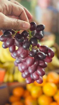 عنب أحمر طازج