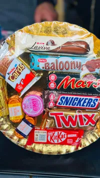 سلة حلويات ومنتجات غذائية متنوعة