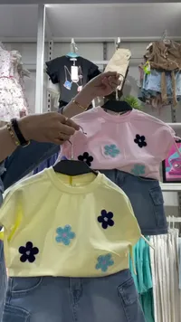 طقم ملابس أطفال صيفي - بلوزة مزينة بالزهور مع تنورة جينز