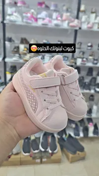 حذاء رياضي بناتي وردي (Puma)