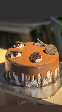 كيكة الشوكولاتة بقطع الأوريو والكرز