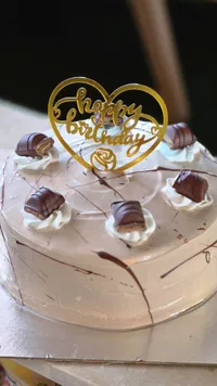 كيكة عيد ميلاد مزينة بشوكولاتة كيندر