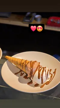 آيس كريم مخروط بصوص الشوكولاتة