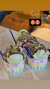 آيس كريم بالفستق والشوكولاتة