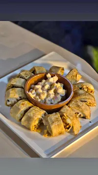 وجبة شاورما دجاج مقطعة مع سلطة الذرة