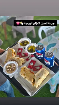وجبة شاورما مع بيبسي ومخلل (اسم المطعم غير واضح)