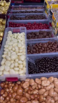 حبات الشوكولاته المتنوعة