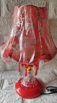مصباح طاولة ديكور أحمر مزخرف