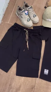 طقم ملابس رجالي كاجوال - شورت وتيشرت مع حذاء رياضي (Skechers)