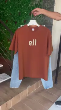 تيشيرت رجالي مطبوع بكلمة إلف (Elf)
