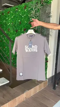 تيشيرت بطبعة Sound Waves (Sound Waves)