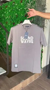 تيشيرت بطبعة Sound Waves - New Jeans