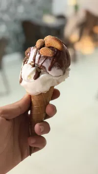 بوظة شوكولاتة باللوز