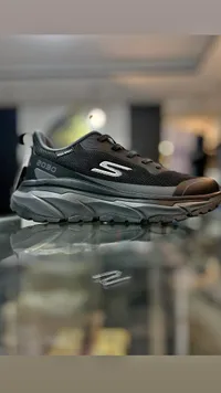 حذاء رياضي شبابي موديل 2030 - سكيتشرز (Skechers)