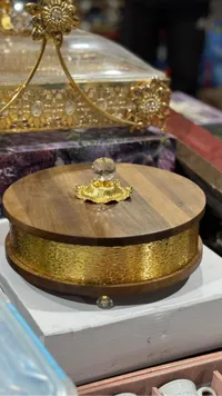 صحن ضيافة ذهبي فاخر بغطاء كريستالي