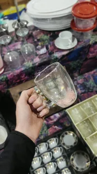 أكواب زجاجية شفافة