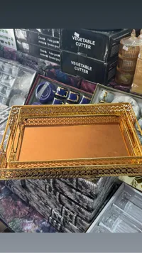 صينية تقديم ذهبية مزخرفة