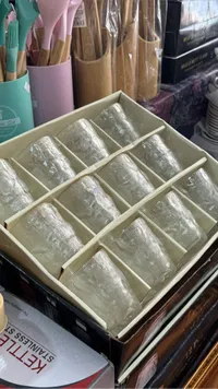 مجموعة أكواب زجاجية شفافة مع صينية تنظيم