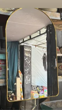 مرآة حائط بإطار ذهبي مقوس
