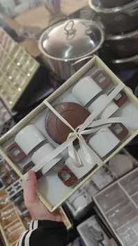 طقم فناجين قهوة مع صحون بتصميم خشبي