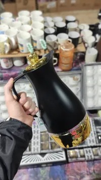 دلة قهوة فاخرة باللون الأسود والذهبي