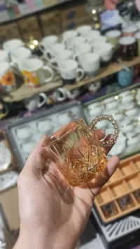 كوب زجاجي مزخرف بمقبض مرصع
