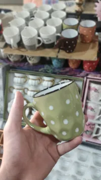 مج سيراميك منقط بتصميم عصري