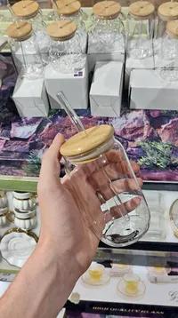 كوب زجاجي بتصميم عصري مع غطاء خشبي وقشة
