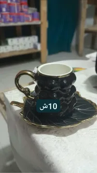 فنجان وصحن قهوة أسود
