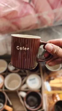 كوب سيراميك بني بتصميم مضلع