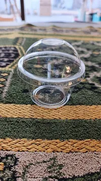 كوب بلاستيك شفاف بغطاء مقبب