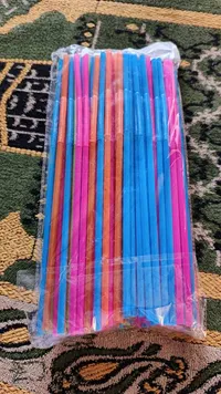 مصاصات شرب ملونة
