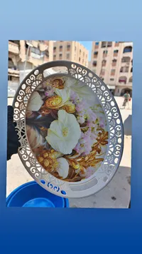 صينية تقديم دائرية مزخرفة بنقوش الزهور