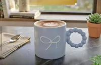 مج سيراميك بتصميم فيونكة ومقبض كروي