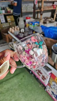كوب زجاجي بتلات زهور مجففة