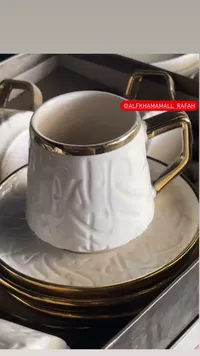 فنجان قهوة أبيض بتصميم أنيق
