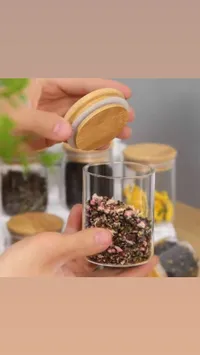 مرطبان زجاجي بغطاء خشبي محكم