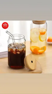 كوب زجاجي بتصميم علبة مع غطاء خشبي وقشة
