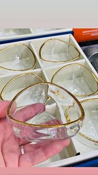 أكواب زجاجية بتصميم مثلثي وحافة ذهبية (Glassware)