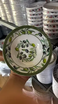 طبق تقديم بزخرفة الزيتون