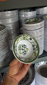 طبق تقديم بتصميم الزيتون